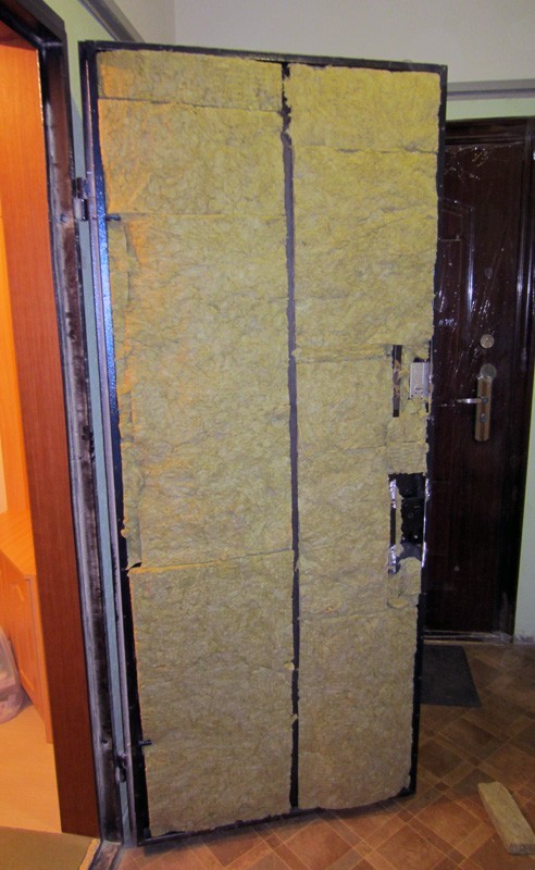 Шумоизоляционная дверь в квартиру. Металлический дверной блок с повышенной тепло-шумоизоляцией. Шумозащитные двери входные квартирные железные. Шумоизоляция металлической двери. Звукоизоляция входной двери.
