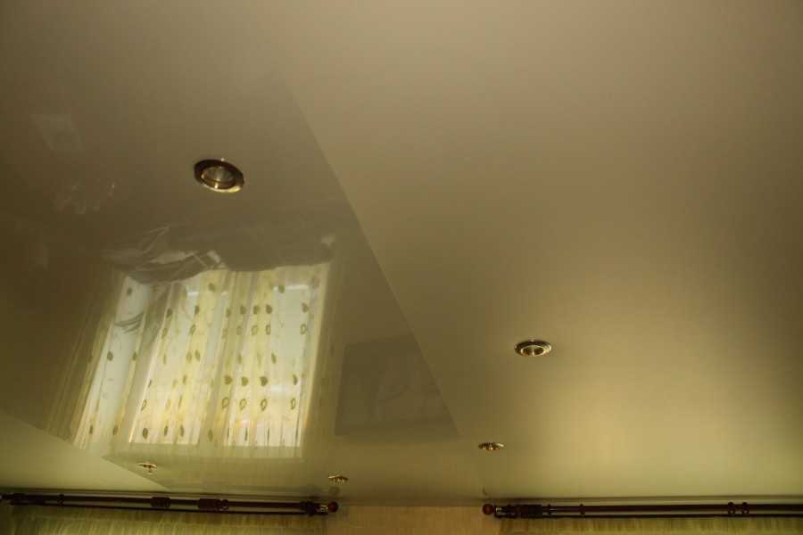 Потолок лучше глянцевый отзывы. Мат или глянец потолок. Глянец или мат. Какой выбрать потолок глянец или мат. Натяжные потолки белый мат фото.