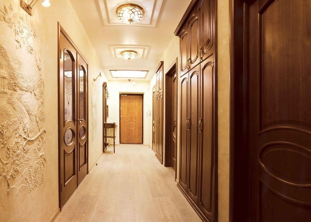 Длинный коридор с дверьми