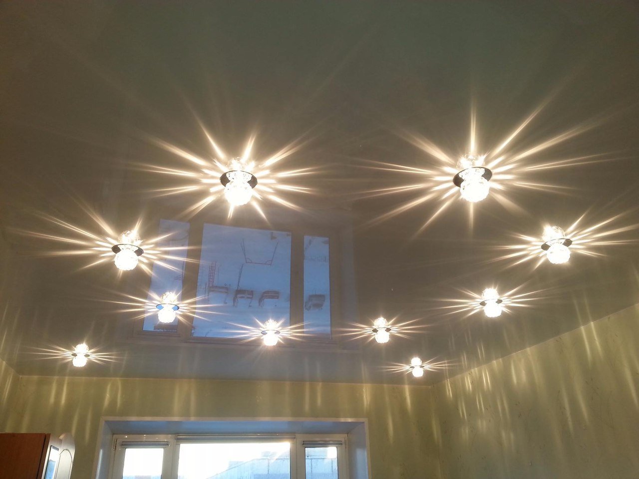 дизайн лампочек на натяжном потолке в спальне