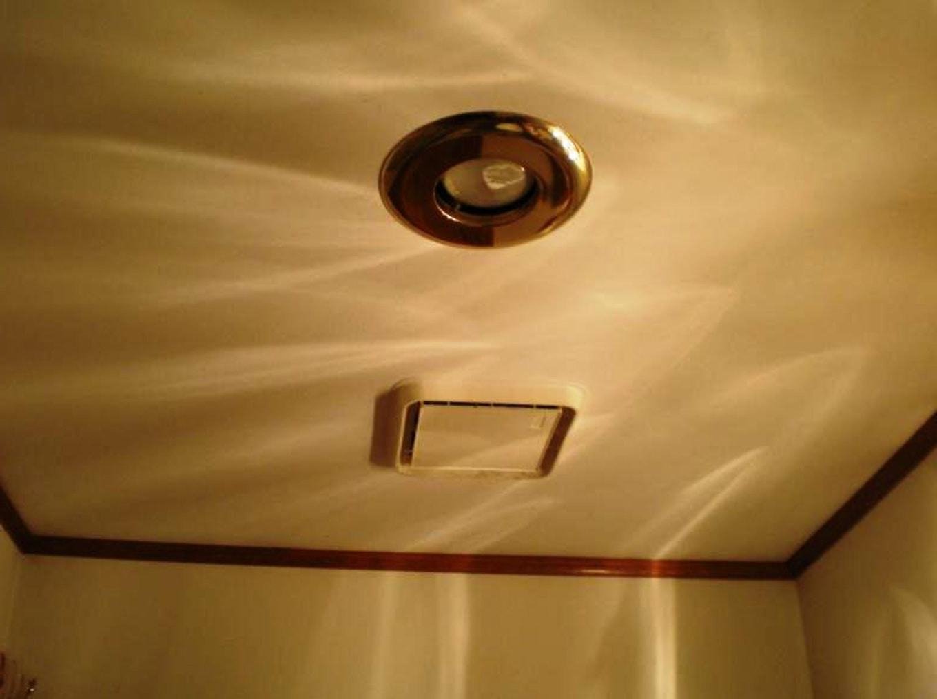 Вентиляция натяжной в ванне. Вентиляция в потолке. Вытяжка в натяжном потолке в ванной. Потолочная вытяжка для ванной в натяжной потолок. Точечные светильники в ванной комнате.