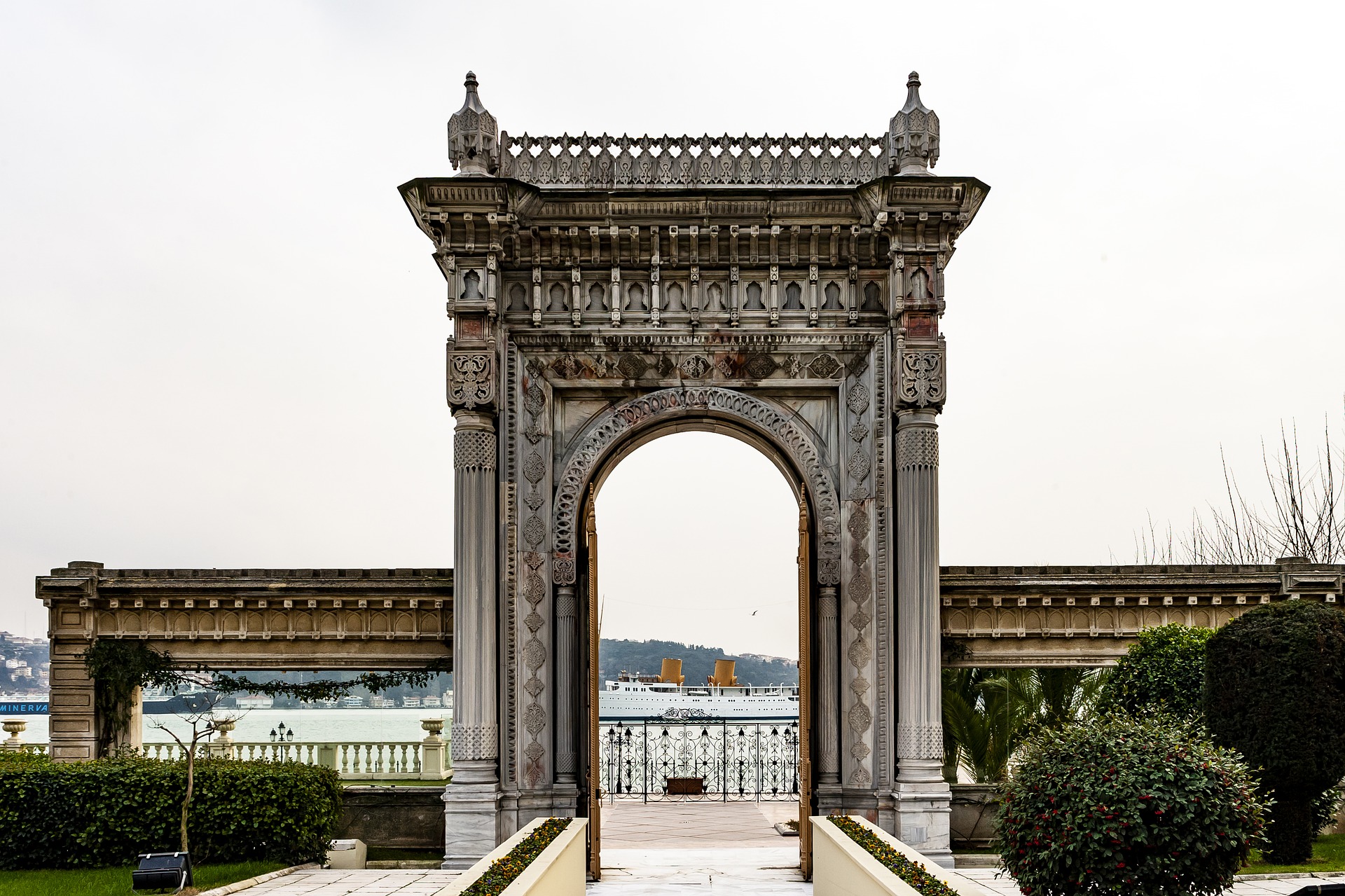 Арка кинопоиск. Триумфальные ворота Стамбул. Триумфальная арка колонна в Стамбуле. Триумфальная арка Нью Дели. Триумфальная арка в Бахчисарае.