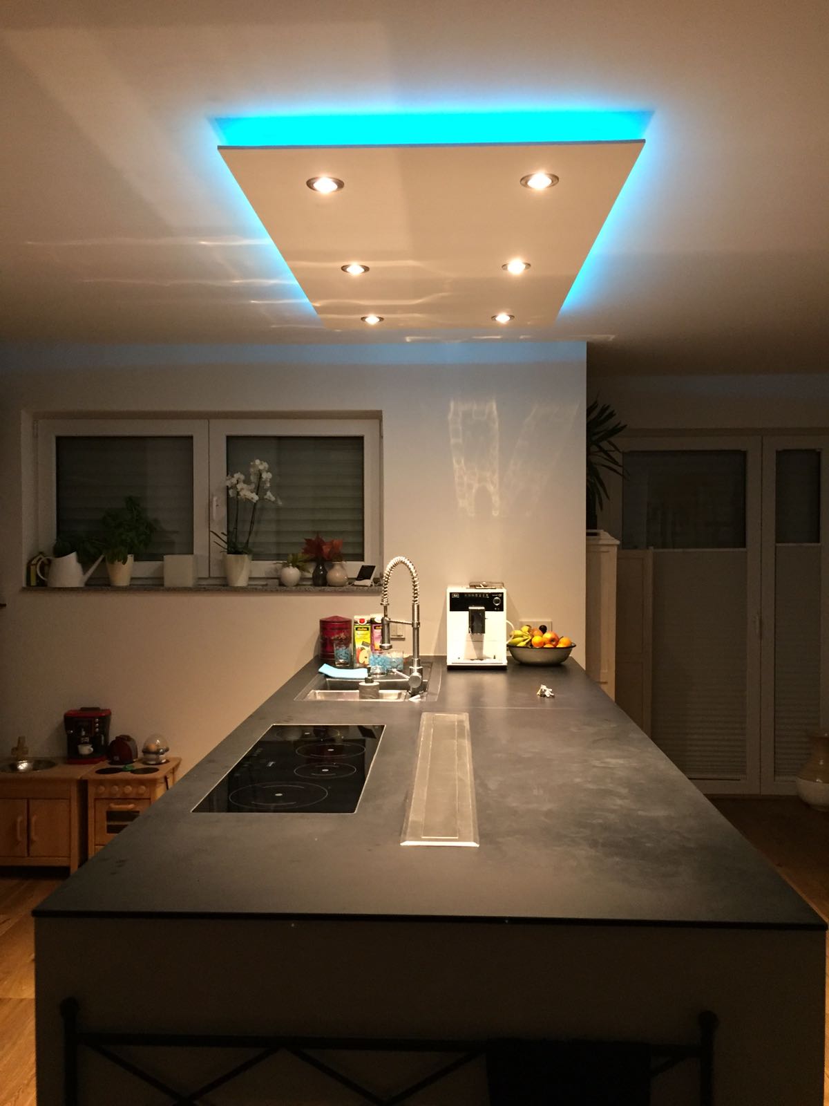 кухни с натяжными потолками расположение лампочек