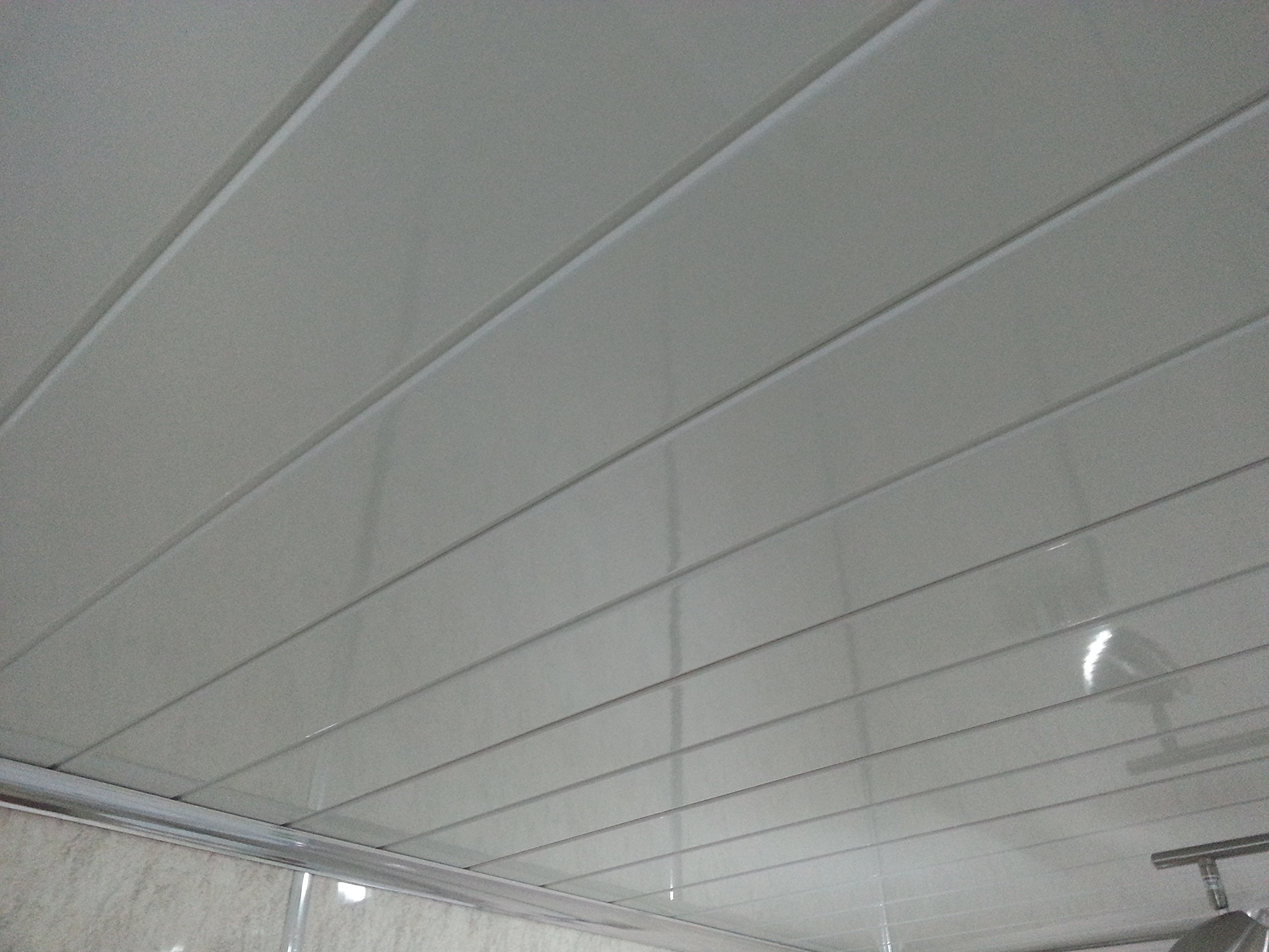 Пластиковый потолок пвх. Пластиковые панели для потолка. Панели потолочные пластиковые. Потолок из панелей ПВХ. Потолок из пластиковых панелей.