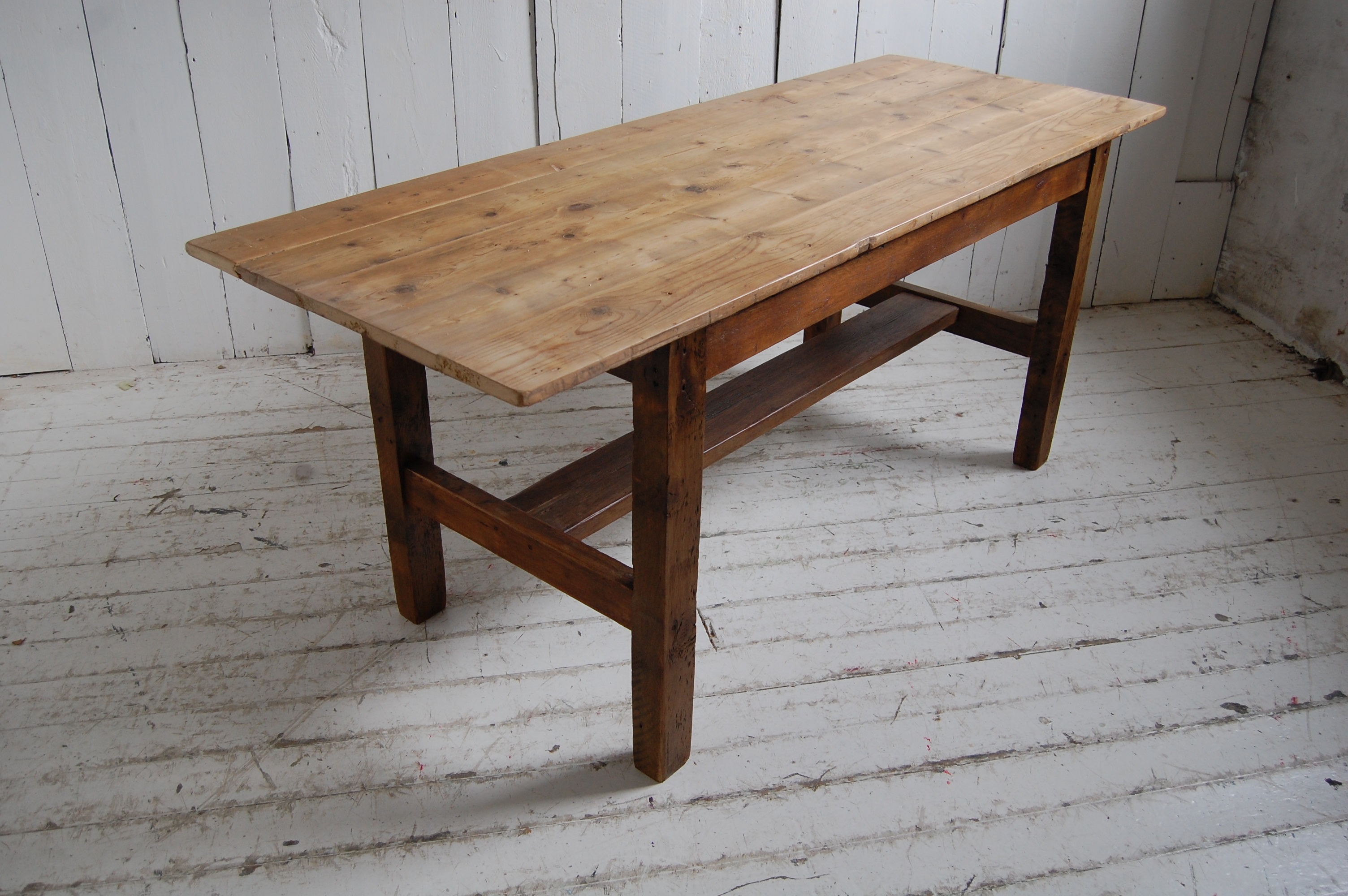 Фул стол. Стол деревянный. Красивые столы из дерева. Стол из досок. Старинный деревянный стол.
