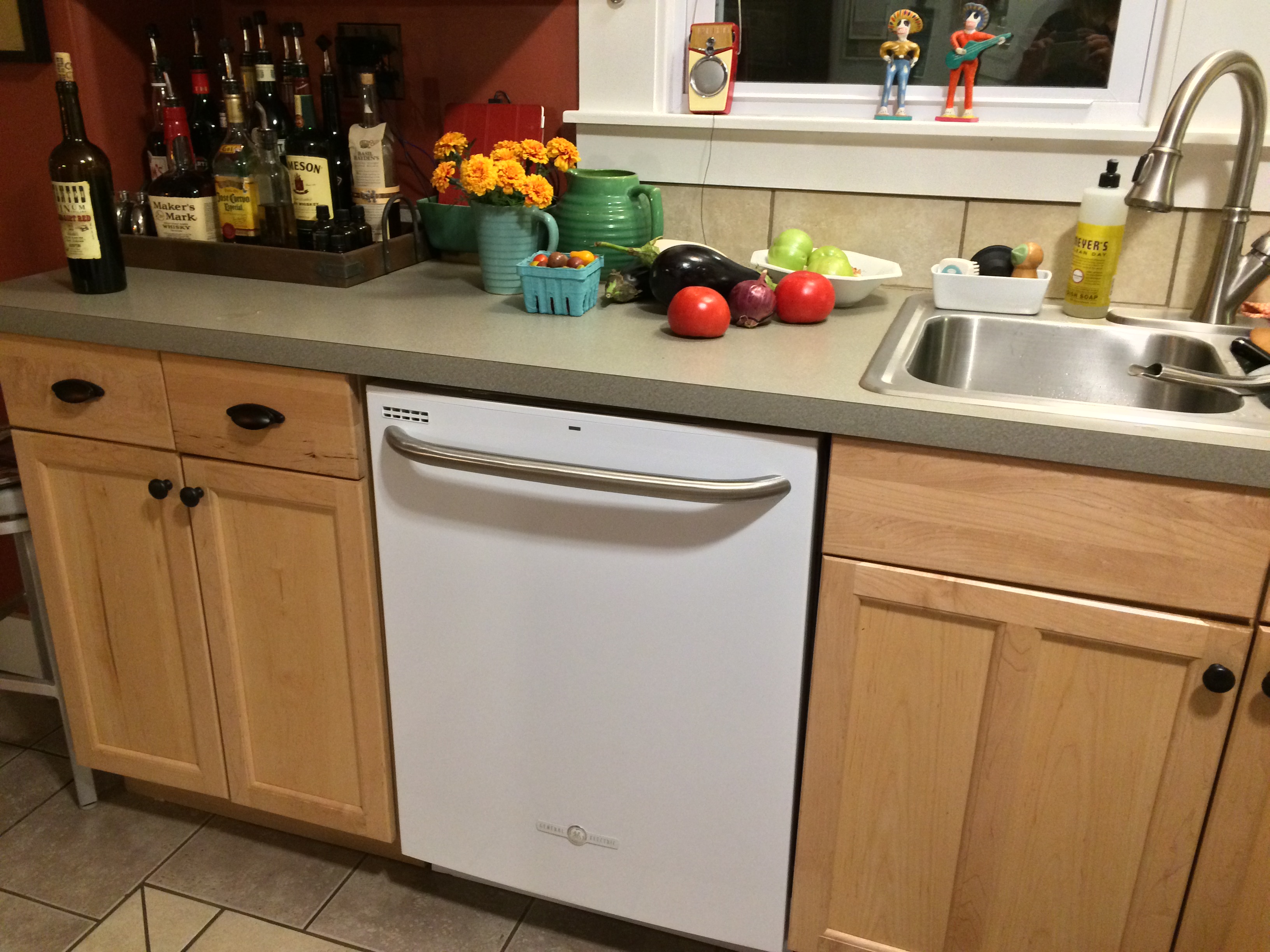Встроенная посудомойка в кухне. Посудомойка в интерьере кухни. Посудомоечная машина на кухне. Отдельностоящая посудомоечная машина в интерьере кухни. Отдельностоящая посудомоечная машина под столешницу на кухне.