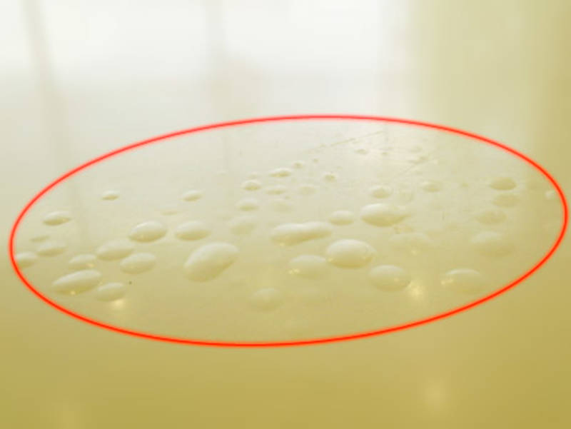 Почему пузырится краска. Дефекты полимерного покрытия. Пузырьки в наливном полу. Вздутие наливного пола. Пузыри на полимерном покрытии.