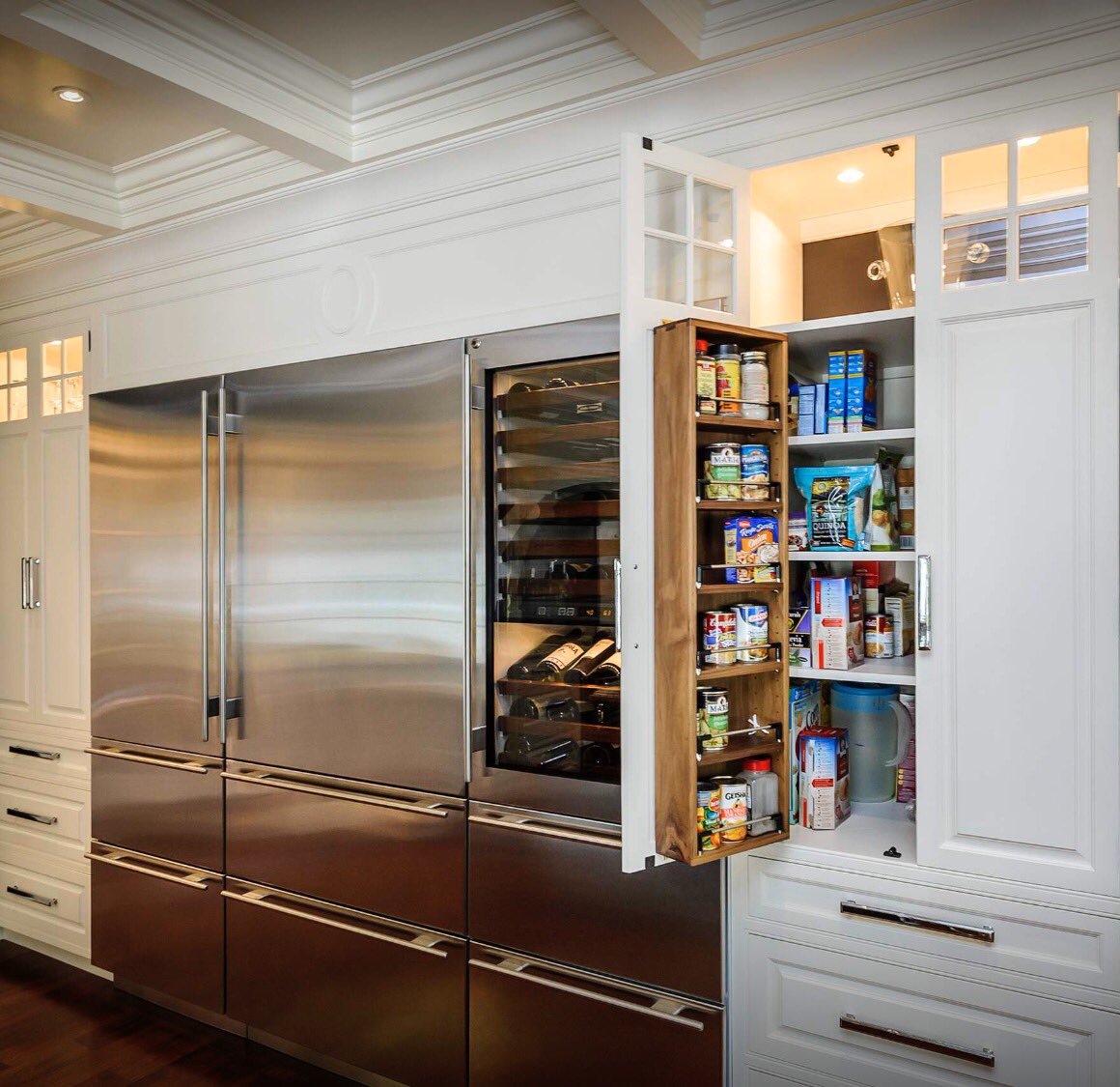Закрытые шкафы кухня. Кухня купе. Встроенный шкаф на кухне. Кухня с большим холодильником. Холодильник в шкафу.