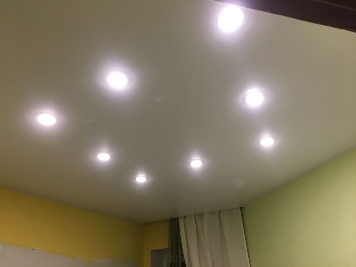 расположение лампочек на натяжном потолке в спальне 6 штук