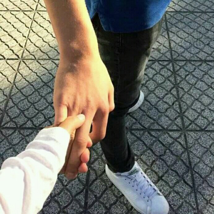 Мальчик и девочка держатся за руки фото