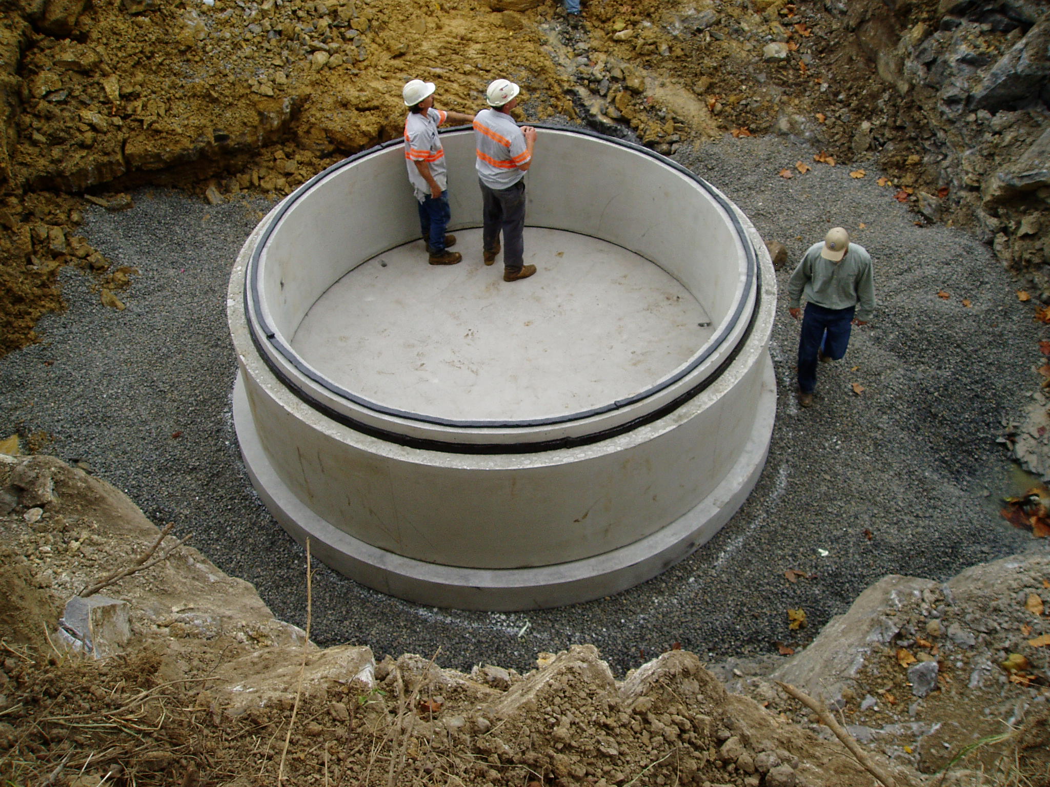 Бетонное кольцо диаметром 2 метра. Конкрит колодец жб. Бассейн из кольца ЖБИ 3 метра. Бетонные кольца большого диаметра. Бетонное кольцо для водопровода.