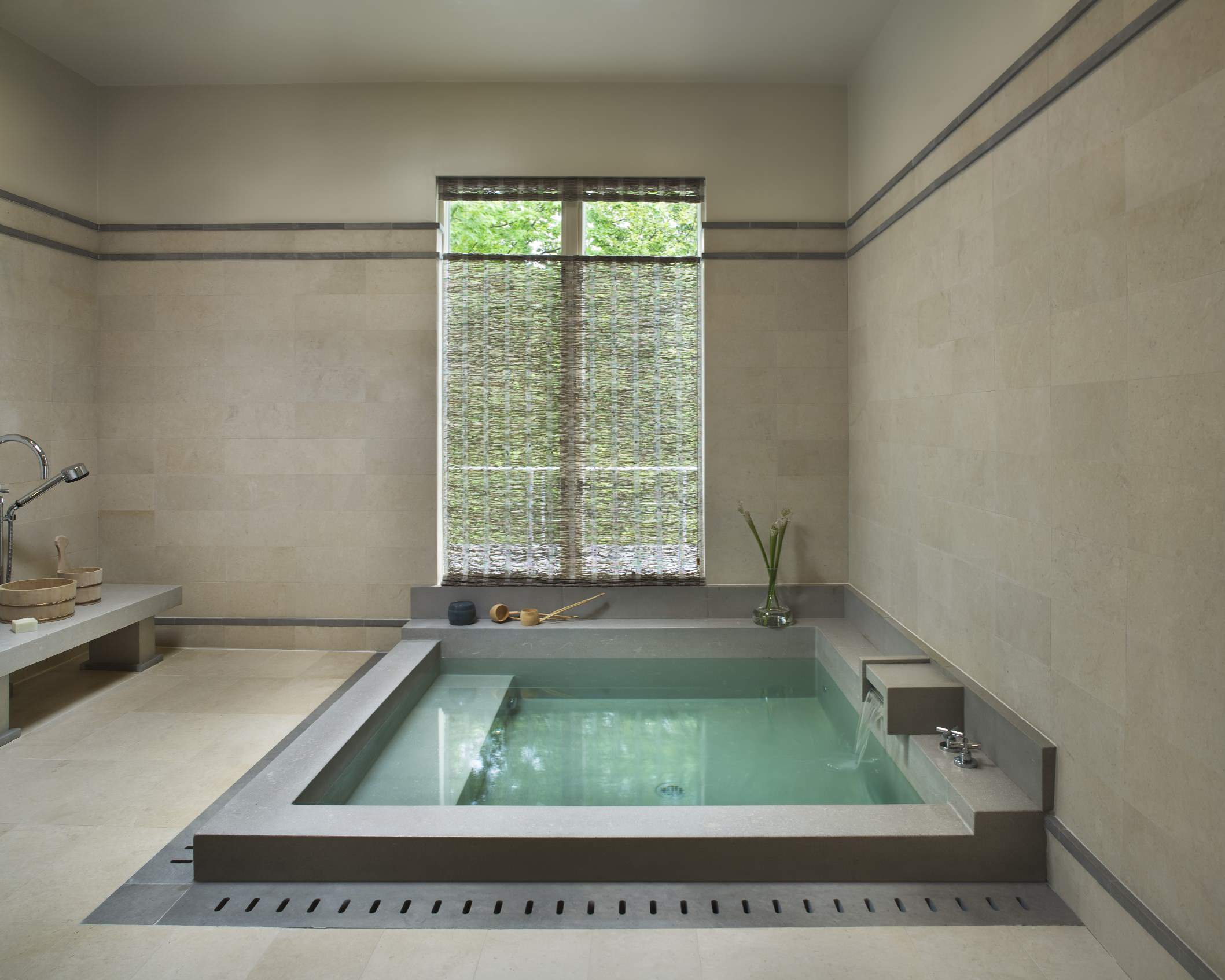 Большие ванны бассейны. Японская ванна комната. Большая ванна в японском стиле. Ванная комната в стиле бассейна. Ванная комната с бассейном в доме.
