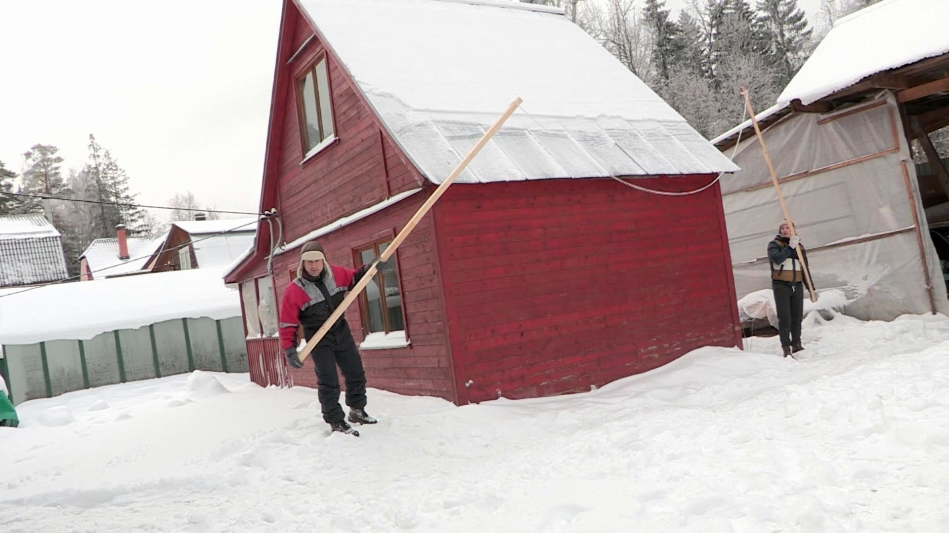 Убрать снег с крыши дома. Приспособление для очистки снега с крыши. Убрать снег с крыши. Чистка снега с крыши. Очистка снега с крыши веревкой.