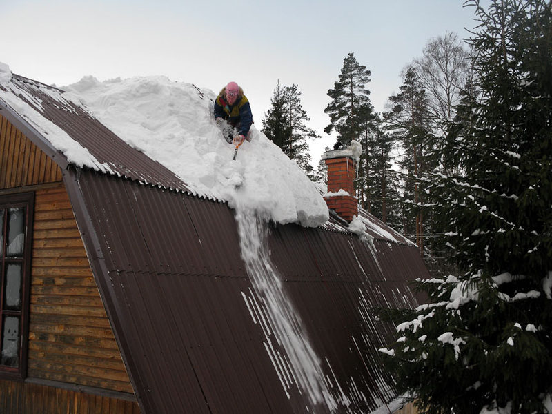 Уборка снега крыш домов. Уборка снега с крыш. Очистка снега с крыши. Уборка крыши от снега. Очистка снега с крыши частного дома.