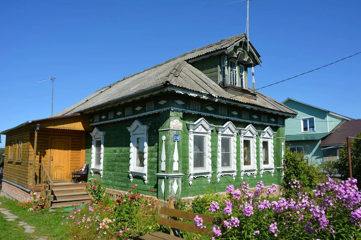 Покажи русские дома. Деревенский дом. Сельский дом. Сельский домик. Деревянный дом в деревне.